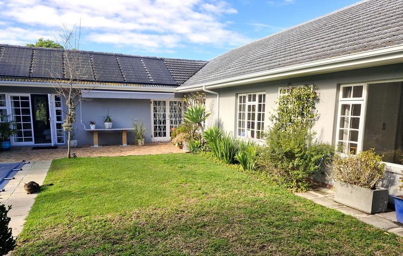 To Let 4 Bedroom Property for Rent in Kreupelbosch Western Cape